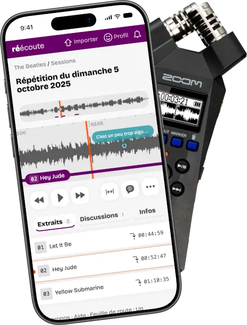 Un iPhone affichant l’application Réécoute, et un enregistreur audio portable en arrière-plan